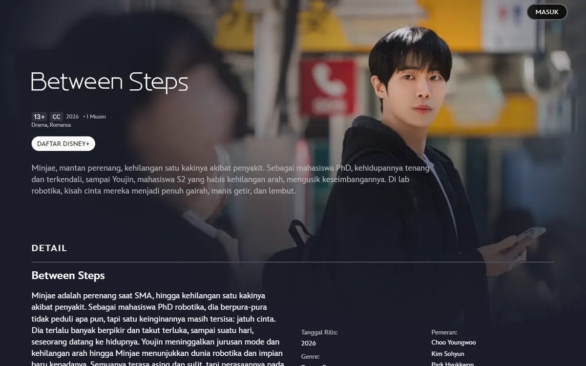 Halaman judul Between Steps di Disney+ Indonesia berisi logo judul, label 13+, genre Drama dan Romansa, sinopsis, dan foto seorang pemeran pria berjaket hitam
