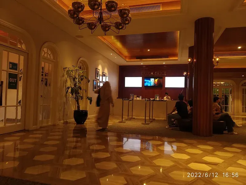 Area loket box office bioskop Metropole di Menteng, Jakarta Pusat, dengan beberapa pengunjung duduk menunggu
