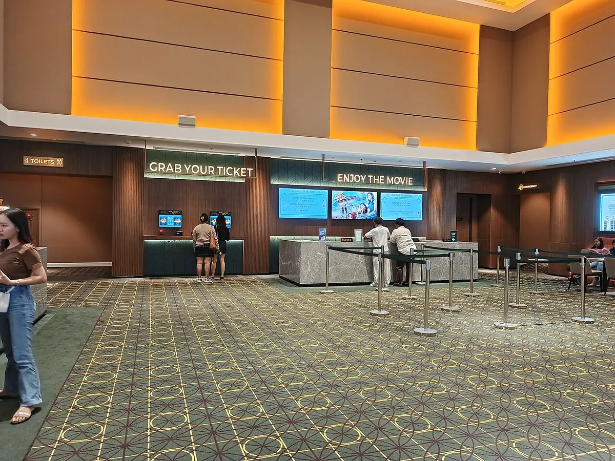 Lobi Cinema XXI Duta Mall Palangka Raya dengan mesin tiket mandiri, loket, dan layar jadwal film