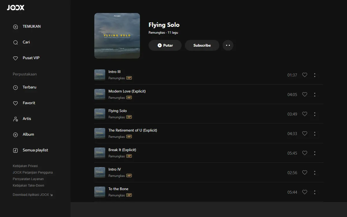 Halaman album Flying Solo milik Pamungkas di JOOX dengan sampul langit mendung di atas laut dan daftar lagu sampai To the Bone berdurasi 05.44