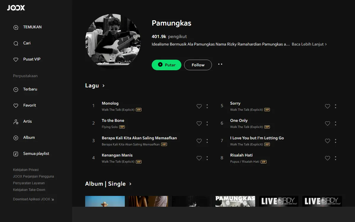 Halaman artis Pamungkas di JOOX dengan foto hitam putih Pamungkas memegang gitar dan daftar lagu yang memuat To the Bone dari album Flying Solo