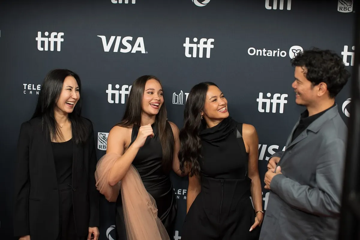 Daiwanne P. Ralie, Aurora Ribero, Hana Malasan, dan Timo Tjahjanto tertawa di depan latar logo tiff pada karpet merah film The Shadow Strays