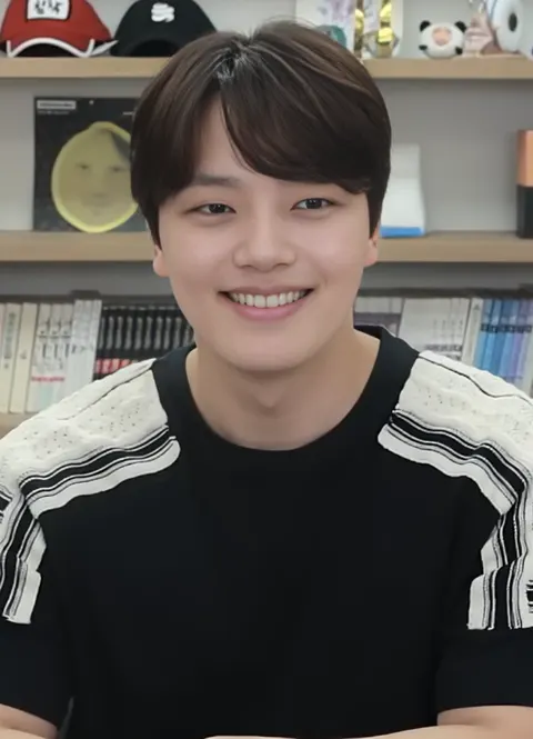 Yeo Jin-goo berkaus hitam bergaris putih tersenyum di depan rak buku