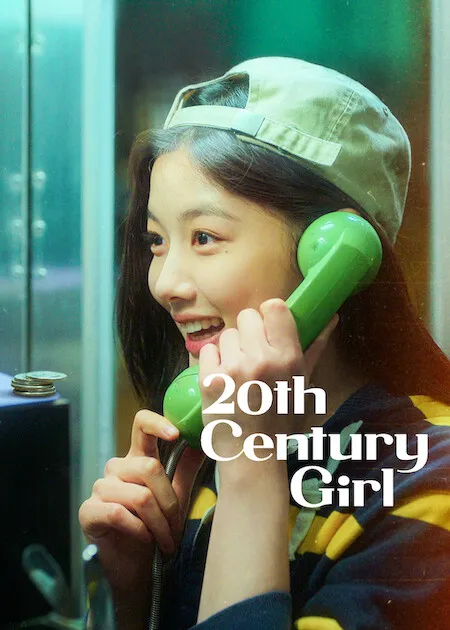 Poster resmi 20th Century Girl (2022): Kim You-jung bertopi krem tersenyum sambil menelepon dari telepon umum bergagang hijau, judul berhuruf putih di sisi kanan.