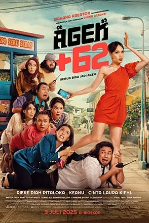 Poster resmi Agen +62 (2025): seorang perempuan bergaun merah berpose di jalan kampung sementara para pemeran lain merangkak berdesakan di kakinya, judul AGEN +62 di atas dan keterangan 3 Juli 2025 di bioskop