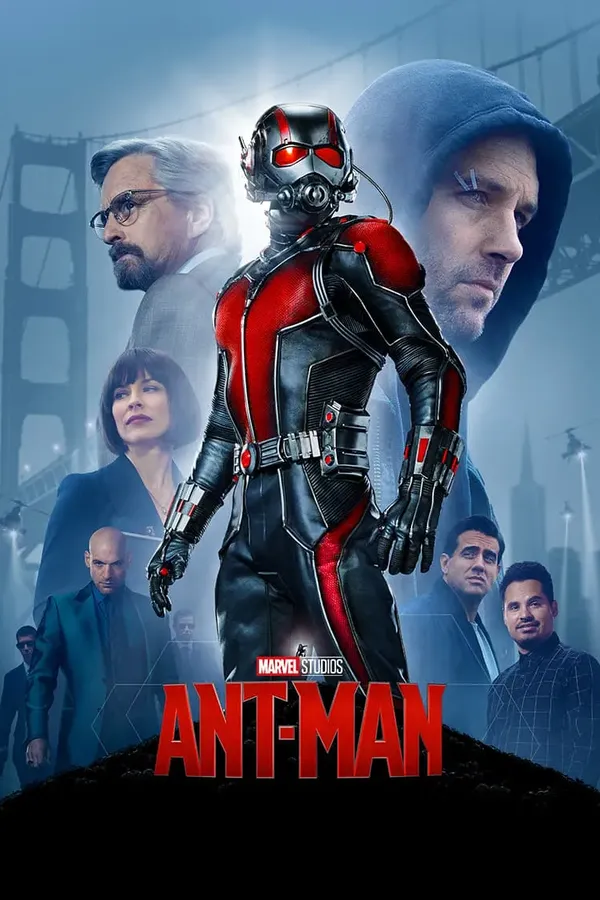 Poster resmi Ant-Man (2015): Ant-Man berkostum merah hitam berdiri di depan Jembatan Golden Gate berkabut, dikelilingi wajah para pemeran lain, dengan judul merah besar di bagian bawah