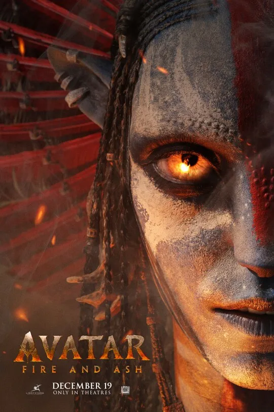 Poster resmi Avatar: Fire and Ash (2025): close-up wajah sosok Na'vi berkulit biru keabuan bermata jingga menyala dengan hiasan bulu merah, dengan tulisan December 19 Only in Theatres