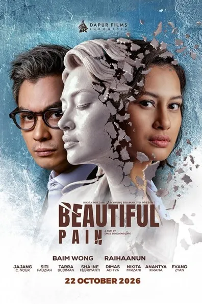 Poster resmi Beautiful Pain (2026): patung wajah perempuan yang retak dan pecah berada di antara pria berkacamata dan seorang perempuan, dengan tulisan 22 October 2026