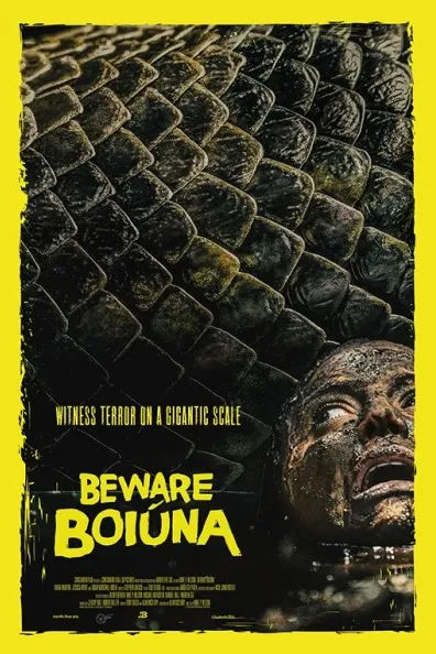 Poster resmi Beware Boiúna (2026): sisik ular raksasa memenuhi bingkai berlatar kuning, wajah seorang pria berlumur lumpur muncul dari air di pojok kanan bawah, dengan tulisan Witness Terror on a Gigantic Scale