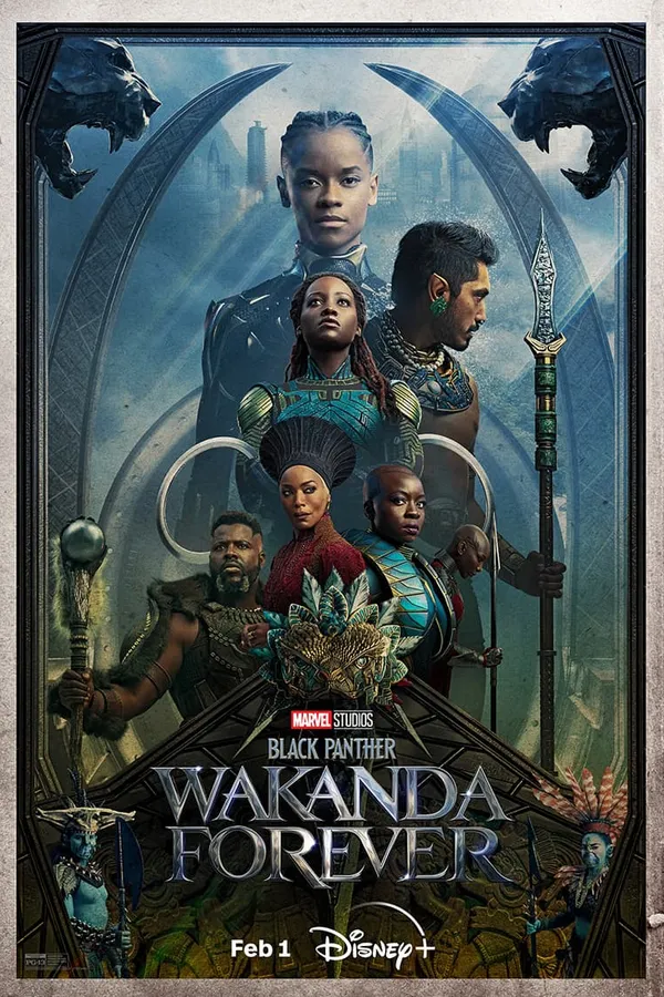 Poster resmi Black Panther: Wakanda Forever (2022) versi rilis Disney+: Shuri, Namor, Nakia, Ramonda, Okoye, dan M'Baku berjajar di bawah gapura Wakanda berhias dua kepala panter.