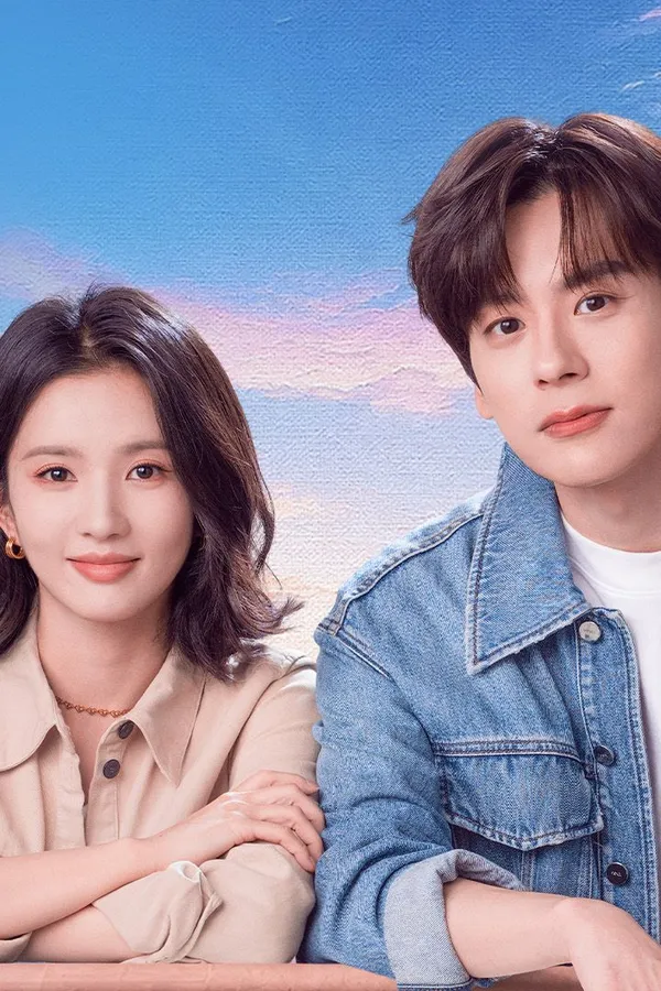 Gambar utama resmi Blossom Through the Cloud (2026) dari Viu Indonesia, dipotong ke format potret: Liu Xiening berkemeja krem dan Wei Zheming berjaket denim bersandar di pagar dengan latar langit biru dan merah muda