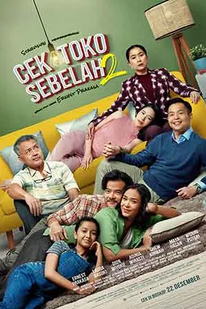 Poster resmi Cek Toko Sebelah 2 (2022): para pemeran bersantai di sofa kuning dan lantai ruang keluarga berdinding hijau, judul di kiri atas dan keterangan cek di bioskop 22 Desember