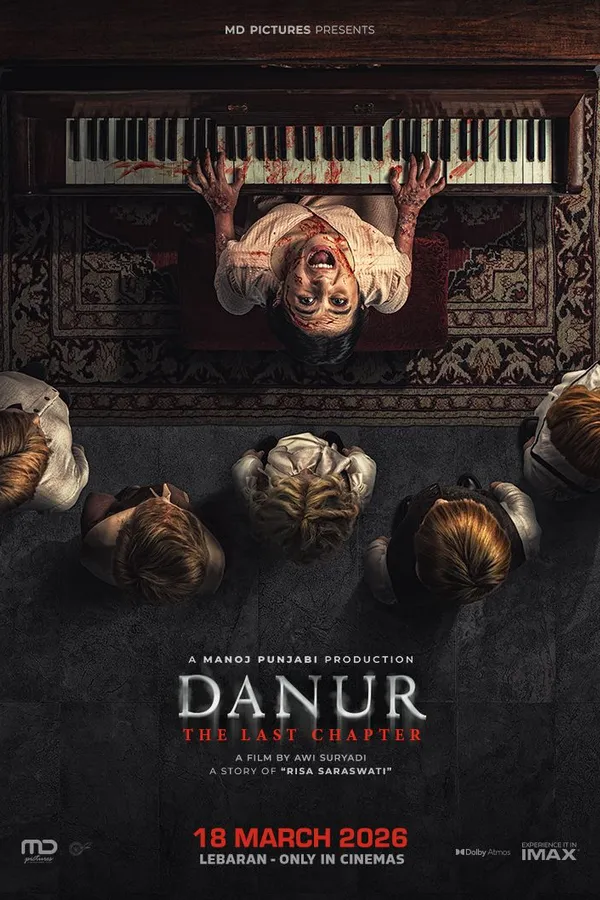 Poster resmi Danur: The Last Chapter (2026): sosok berlumur darah memainkan piano dilihat dari atas, dikelilingi anak-anak berambut pirang, dengan judul dan tanggal 18 March 2026 di bagian bawah
