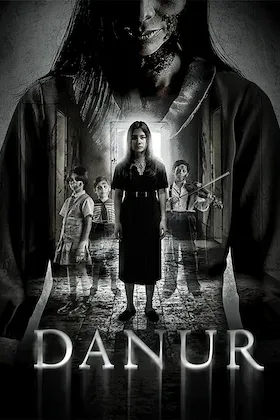Poster resmi Danur (2017): Risa berdiri di lorong rumah tua bersama tiga anak hantu (salah satunya memegang biola), dengan wajah sosok perempuan menyeramkan membayang di atasnya.