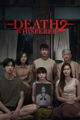 Poster resmi Death Whisperer 2 (2024): satu keluarga berpose di depan rumah kayu, dengan anak perempuan terkecil memegang potret hitam putih seorang gadis.