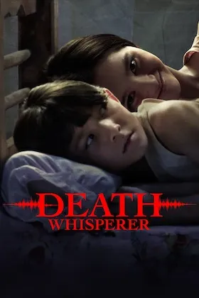 Poster resmi Death Whisperer (2023): seorang anak berbaring di bantal sementara sosok perempuan tersenyum ganjil menatap dari belakangnya.