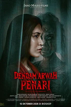 Poster resmi Dendam Arwah Penari (2026): Harum berselubung kain gelap dan berselendang merah di bahu, dengan sosok arwah berwajah rusak menempel di belakangnya.