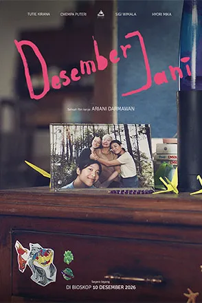 Poster resmi Desember Jani (2026): judul tulisan tangan merah muda di atas bingkai foto keluarga yang berdiri di meja laci kayu, dengan keterangan tayang di bioskop 10 Desember 2026