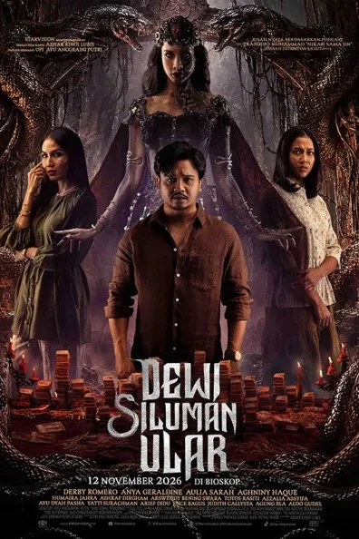 Poster resmi Dewi Siluman Ular (2026): sosok dewi ular bermahkota di belakang tiga pemeran utama, dengan tumpukan harta dan lilin menyala serta keterangan tayang 12 November 2026