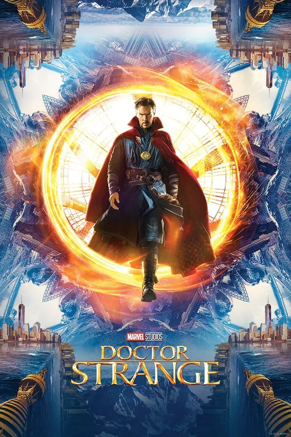 Poster resmi Doctor Strange (2016): Doctor Strange berjubah merah berjalan di depan lingkaran api oranye, dikelilingi gedung-gedung kota yang terlipat