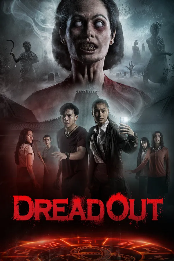 Poster resmi DreadOut (2019): hantu perempuan bermata putih di atas sekelompok remaja yang ketakutan, dengan judul merah dan lingkaran ritual menyala di bagian bawah