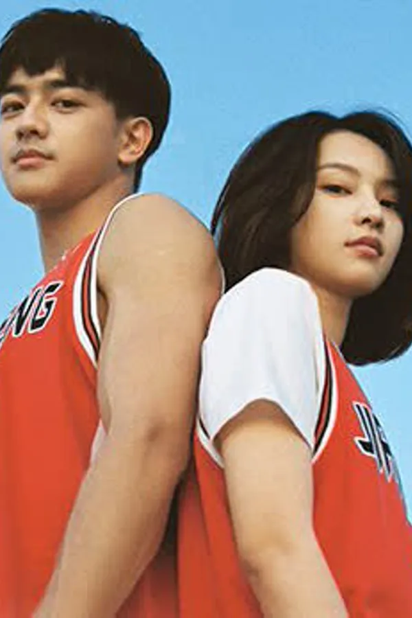 Poster resmi First Love Again (2026): Zhou Dawei dan Huang Cancan berseragam basket merah berdiri saling memunggungi dengan latar langit biru