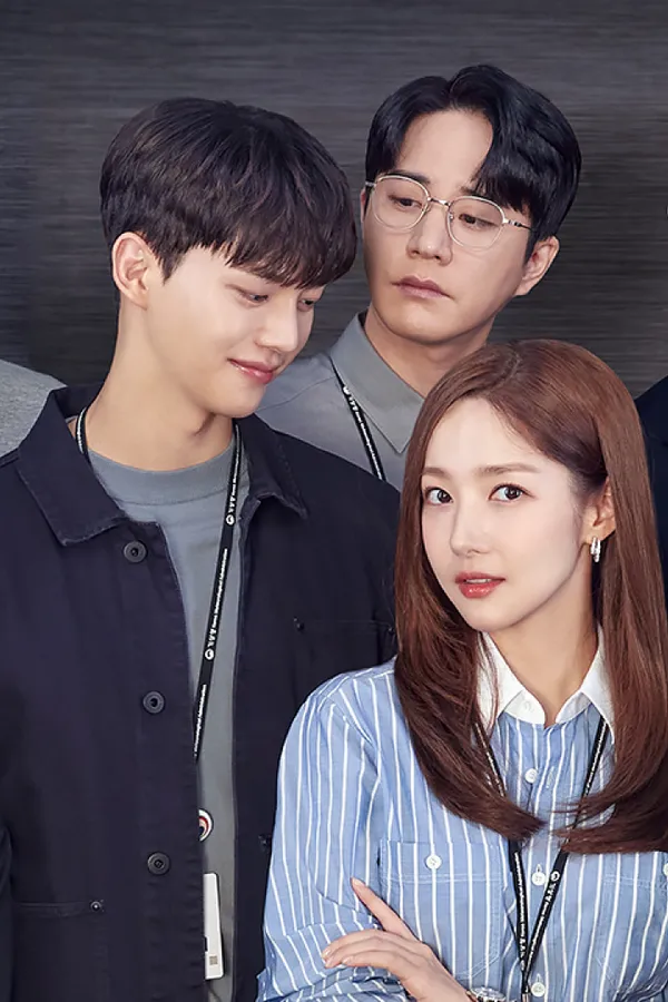 Gambar utama resmi Forecasting Love and Weather (2022) dari JTBC, dipotong ke format potret: Song Kang, Yoon Park, dan Park Min-young berkemeja kantor berdiri berdekatan dengan kartu identitas di leher