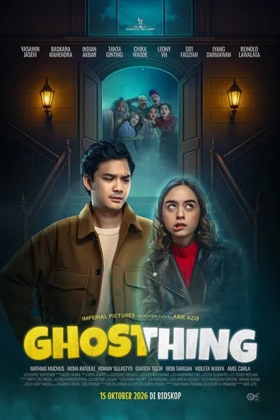 Poster resmi Ghosthing (2026): pemeran pria dan sosok arwah perempuan bercahaya kebiruan di depan tangga rumah tua berlampu dinding, sementara sekelompok orang mengintip dari pintu berkabut di belakang mereka