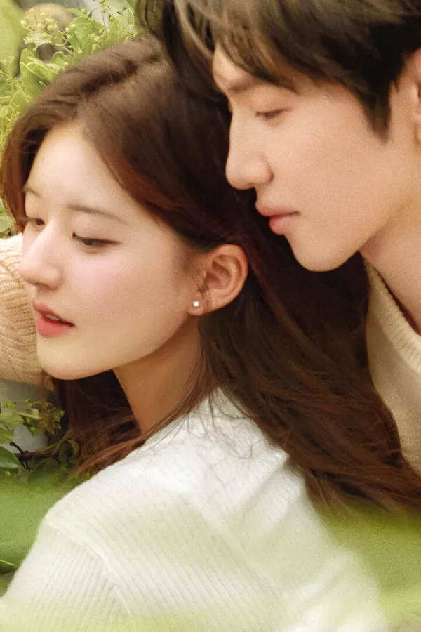 Poster resmi Hidden Love (2023), potongan key art Netflix: Zhao Lusi dan Chen Zheyuan berbaju rajut putih dan krem berdekatan di antara dedaunan hijau.