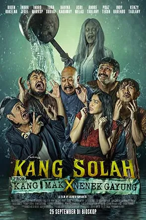 Poster resmi Kang Solah From Kang Mak x Nenek Gayung (2025): para pemeran basah kuyup berteriak di bawah siraman air dari gayung raksasa, sosok nenek hantu di belakang, judul hijau dan keterangan 25 September di bioskop