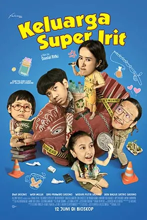 Poster resmi Keluarga Super Irit (2025): keluarga Sukaharta berpose jenaka di antara barang-barang rumah tangga berlatar biru, judul kuning di bagian atas dan keterangan 12 Juni di bioskop