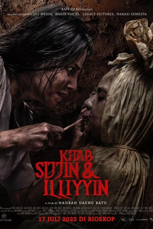 Poster resmi Kitab Sijjin & Illiyyin (2025): Yunita Siregar menyuapkan sesuatu ke mulut sosok jasad berbungkus kain kafan, judul merah di bawah dan tanggal 17 Juli 2025 di bioskop