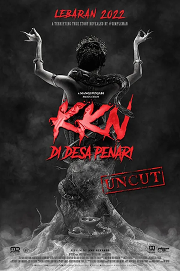 Poster resmi KKN di Desa Penari (2022) versi Uncut untuk rilis Lebaran 2022: sosok penari terlihat dari belakang dengan kedua tangan terangkat dan seekor ular melingkar di punggungnya, tubuh bagian bawahnya menyatu dengan batang pohon berakar, bernuansa hitam putih, dengan judul dan cap UNCUT berwarna merah.
