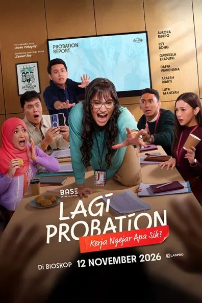 Poster resmi Lagi Probation: Kerja Ngejar Apa Sih? (2026): seorang karyawati berkacamata merangkak di atas meja rapat sambil berteriak, dikelilingi rekan kantor yang panik.