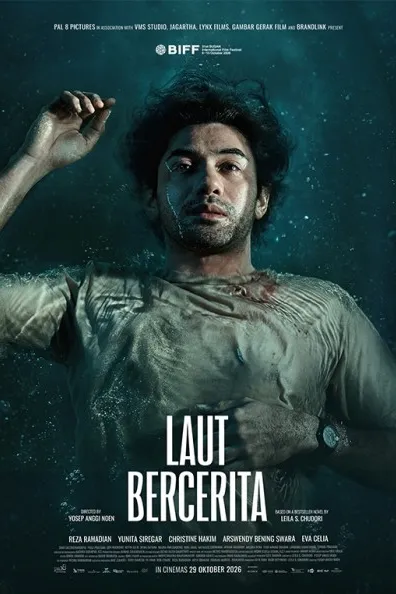 Poster resmi Laut Bercerita (2026): seorang pria berkaus putih melayang di dalam air laut berwarna hijau kebiruan, judul putih di bagian bawah.