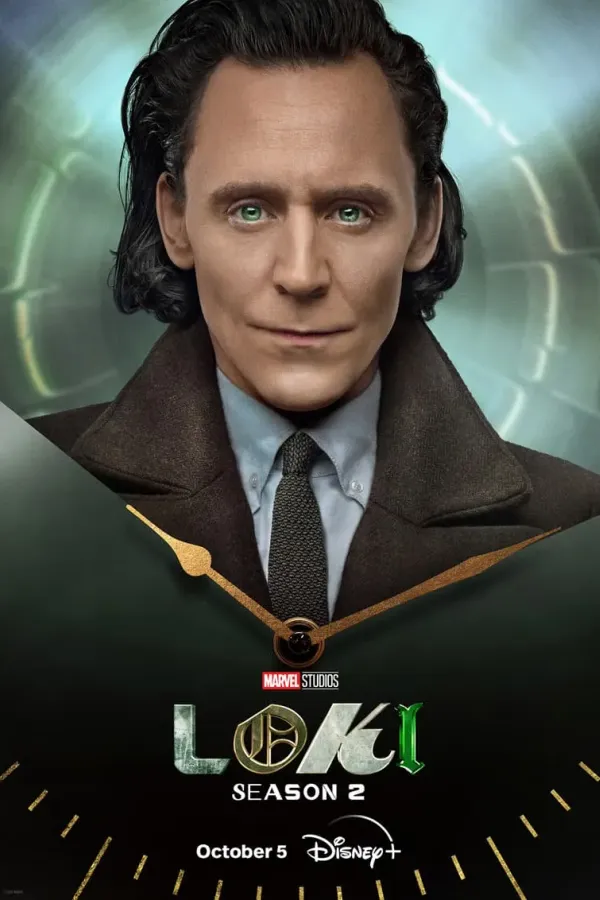 Poster resmi Loki musim 2 (2023): Tom Hiddleston sebagai Loki bermantel cokelat di depan jarum jam keemasan, tulisan LOKI Season 2 dan October 5 Disney+ di bawah