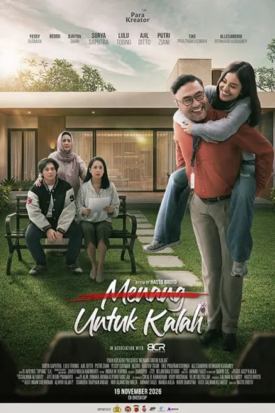 Poster resmi Menang untuk Kalah (2026): seorang ayah berkemeja merah menggendong putrinya di punggung di halaman rumah, sementara anggota keluarga lain berkumpul di bangku taman.