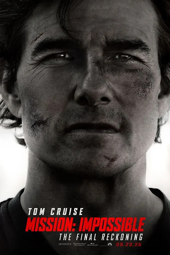 Poster resmi Mission: Impossible - The Final Reckoning (2025): wajah Tom Cruise dalam foto hitam putih dengan goresan luka dan noda debu, judul merah di bagian bawah.