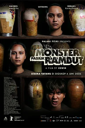 Poster resmi Monster Pabrik Rambut (2026): wajah para pemeran di sela deretan kepala manekin pajangan rambut palsu di rak kayu, dengan judul di tengah dan keterangan tayang di bioskop 4 Juni 2026