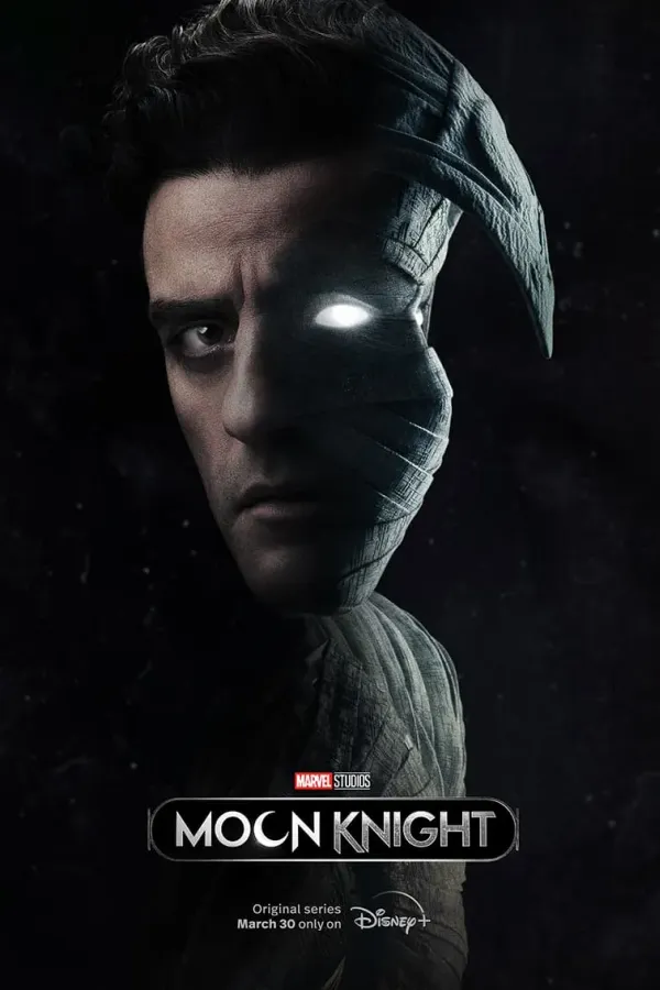 Poster resmi Moon Knight (2022): wajah Oscar Isaac separuh tertutup topeng putih Moon Knight dengan mata bercahaya berlatar hitam, judul MOON KNIGHT di bawah