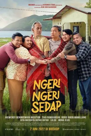 Poster resmi Ngeri-Ngeri Sedap (2022): sepasang orang tua berbalut kain tenun merah dipeluk anak-anak mereka di depan rumah dengan latar danau dan bukit, judul kuning di bagian bawah.