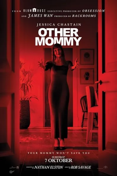 Poster resmi Other Mommy (2026): seorang perempuan bergaun hitam merentangkan kedua tangan di ambang pintu ruangan yang bermandikan cahaya merah.