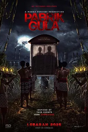 Poster resmi Pabrik Gula (2025): bangunan kecil berpintu terbuka dengan beberapa sosok berdiri di tengah kebun tebu pada malam hari, cerobong pabrik di latar, judul merah PABRIK GULA di atas dan keterangan Lebaran 2025 di bioskop