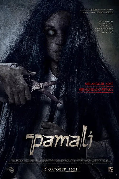 Poster resmi Pamali (2022): sosok perempuan berambut panjang kusut dengan mata putih memegang gunting berkarat, disertai tulisan Melanggar Adat Mengundang Petaka.