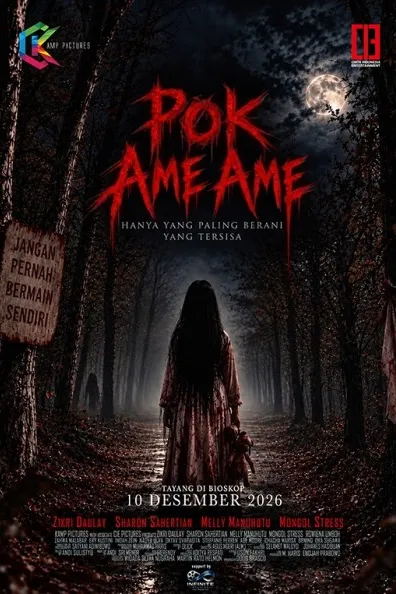 Poster resmi Pok Ame Ame (2026): sosok perempuan berambut panjang menutupi wajah, bergaun lusuh bernoda merah, memegang boneka di jalan hutan gelap di bawah bulan purnama