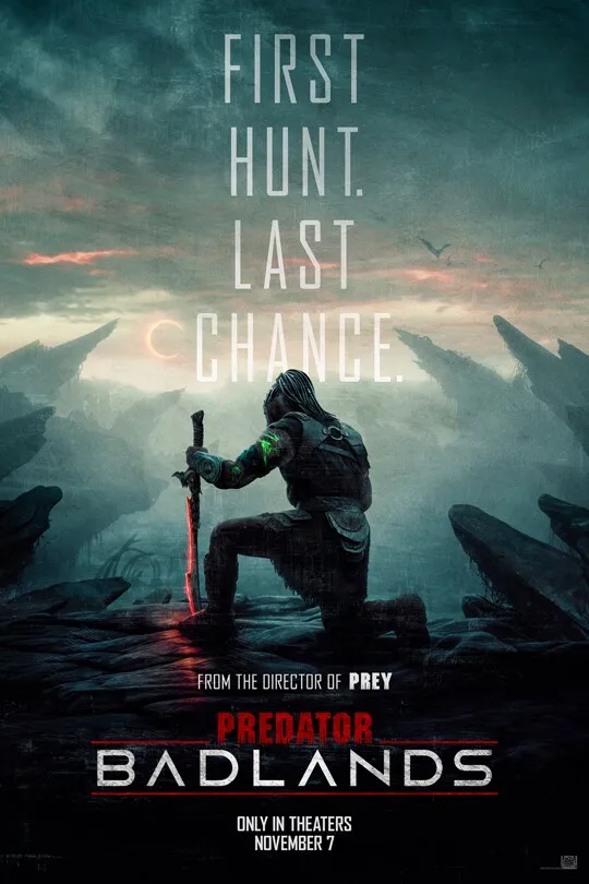 Poster resmi Predator: Badlands (2025): sosok Predator berlutut memegang pedang merah menyala di lanskap berbatu, dengan tulisan First Hunt. Last Chance.