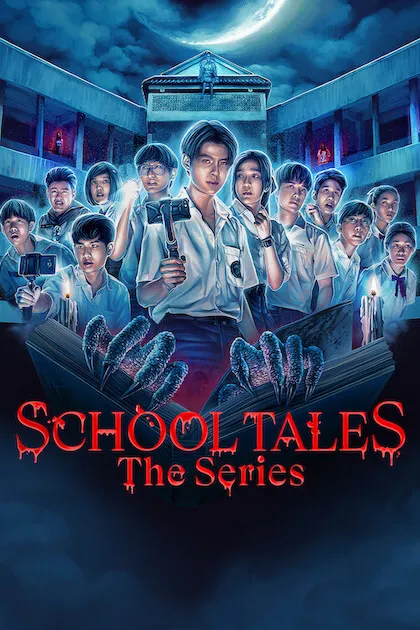 Poster resmi School Tales The Series (2022): belasan siswa berseragam memegang lilin dan ponsel di depan gedung sekolah pada malam hari, tangan-tangan hantu menjulur dari bawah, judul merah di tengah