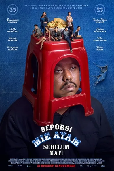 Poster resmi Seporsi Mie Ayam Sebelum Mati (2026): kepala pria bertubuh besar terkurung bangku plastik merah dengan wajah terlihat dari celahnya, di atas bangku para pemain duduk mengelilingi mangkuk mie ayam