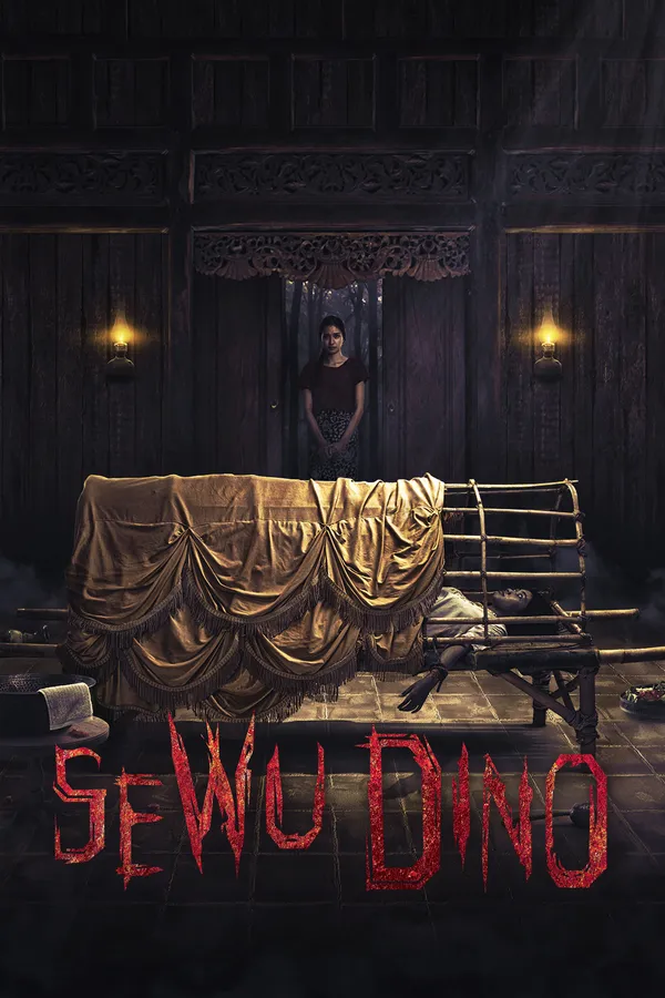 Poster resmi Sewu Dino (2023): perempuan berdiri di ambang pintu rumah kayu Jawa, di depannya keranda bertirai emas dan sosok terbaring di bale bambu