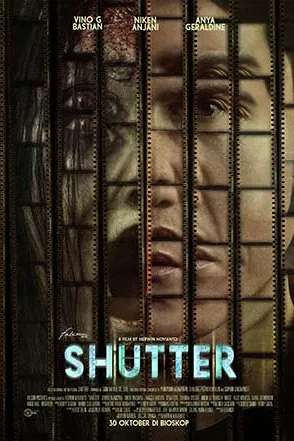 Poster resmi Shutter (2025): wajah pria terlihat di balik deretan strip film negatif yang tergantung, judul SHUTTER biru di bawah dan keterangan 30 Oktober di bioskop